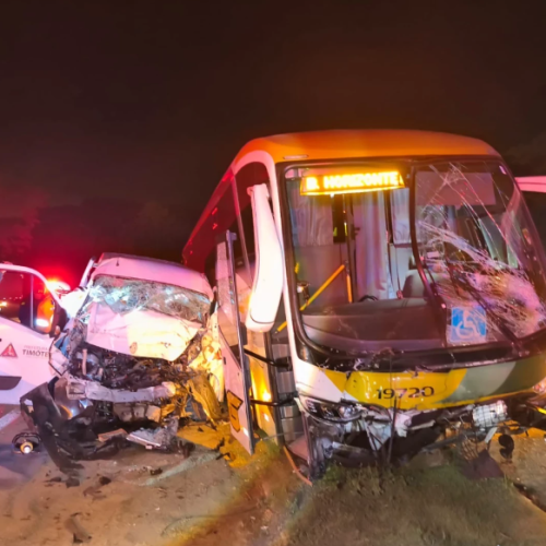 Acidente em Timóteo: van da Saúde é atingida por ônibus da Gontijo, deixando uma morte e cinco feridos