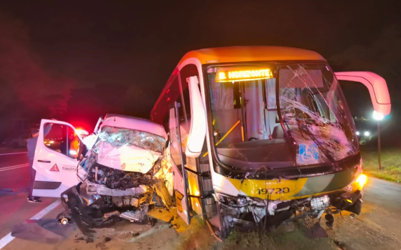 Acidente em Timóteo: van da Saúde é atingida por ônibus da Gontijo, deixando uma morte e cinco feridos